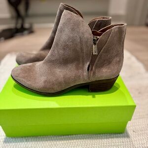 Lucky Brand Women’s Ankle Boots; size 8 (medium width), material-leather upper